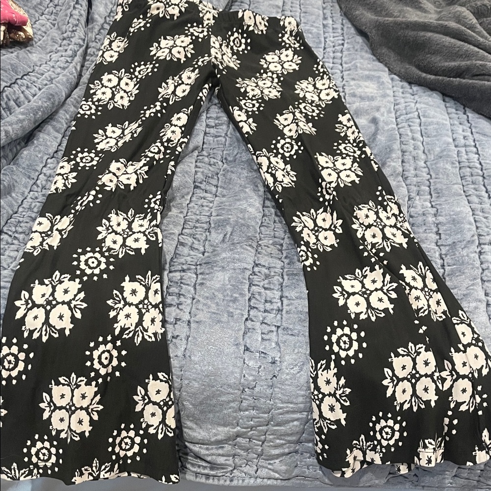 Novella Royale Monochrome Floral iris bells black moonrise